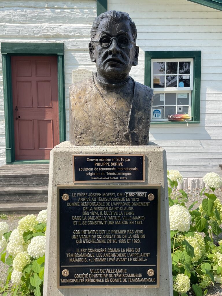 Sculpture du Frère Joseph Moffet. Oeuvre à découvrir dans le circuit d'art public de Ville-Marie.